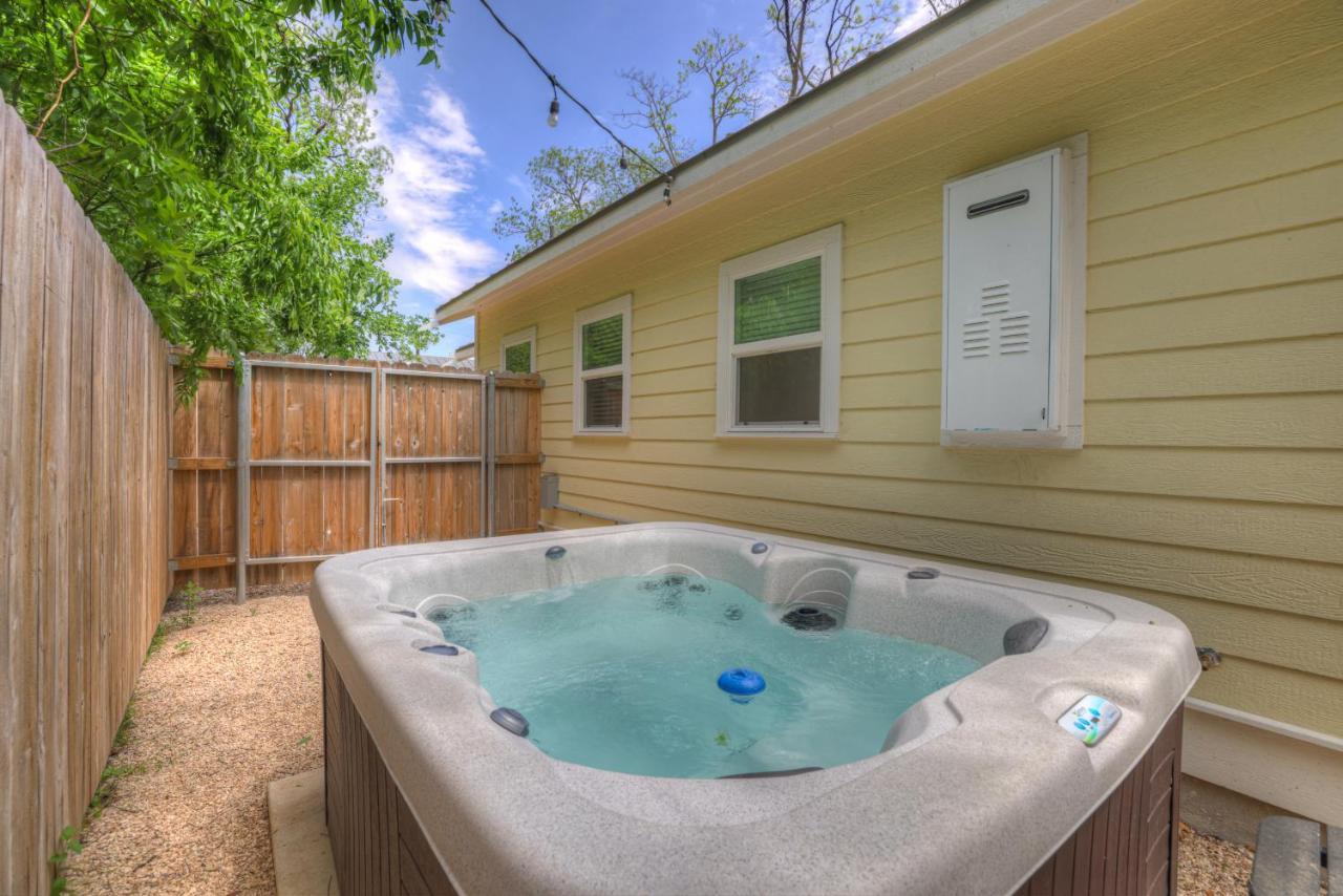 Villa The Grove-C With Hot Tub - Walk To Main Street Fredericksburg Exterior foto